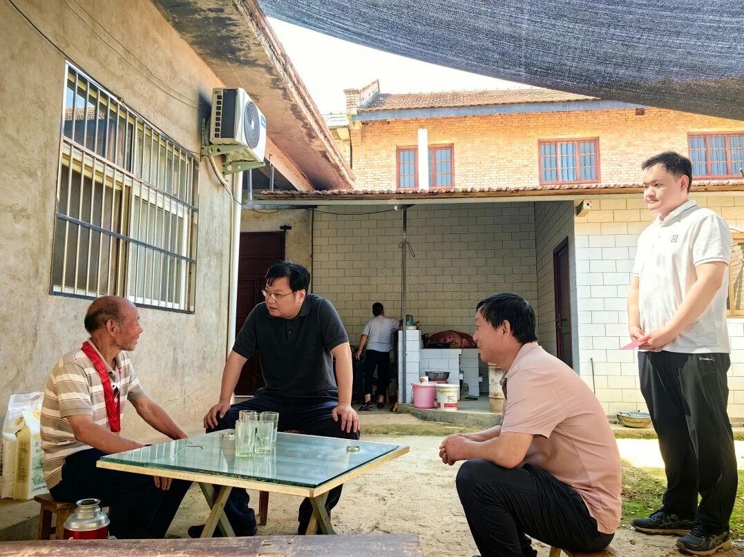 示范区（高新区）领导深入基层开展“七一”走访慰问老党员、困难党员活动